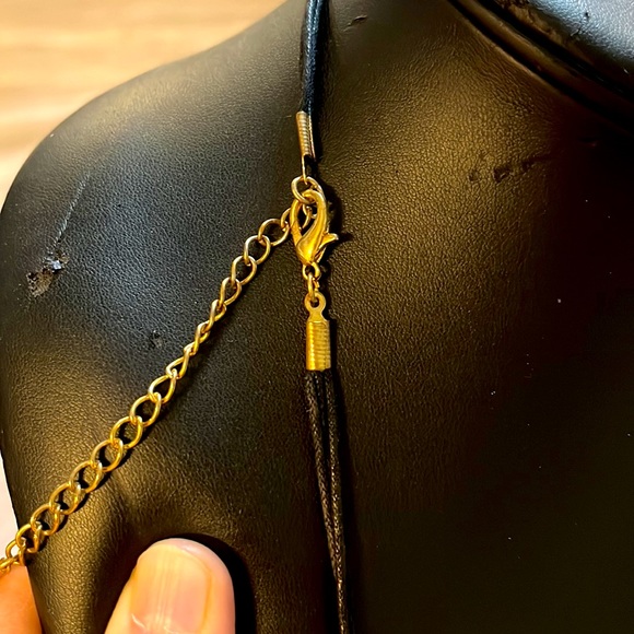 Beautiful Vintage black rope with three strings with a stunning Gold pendant - Picture 3 of 11